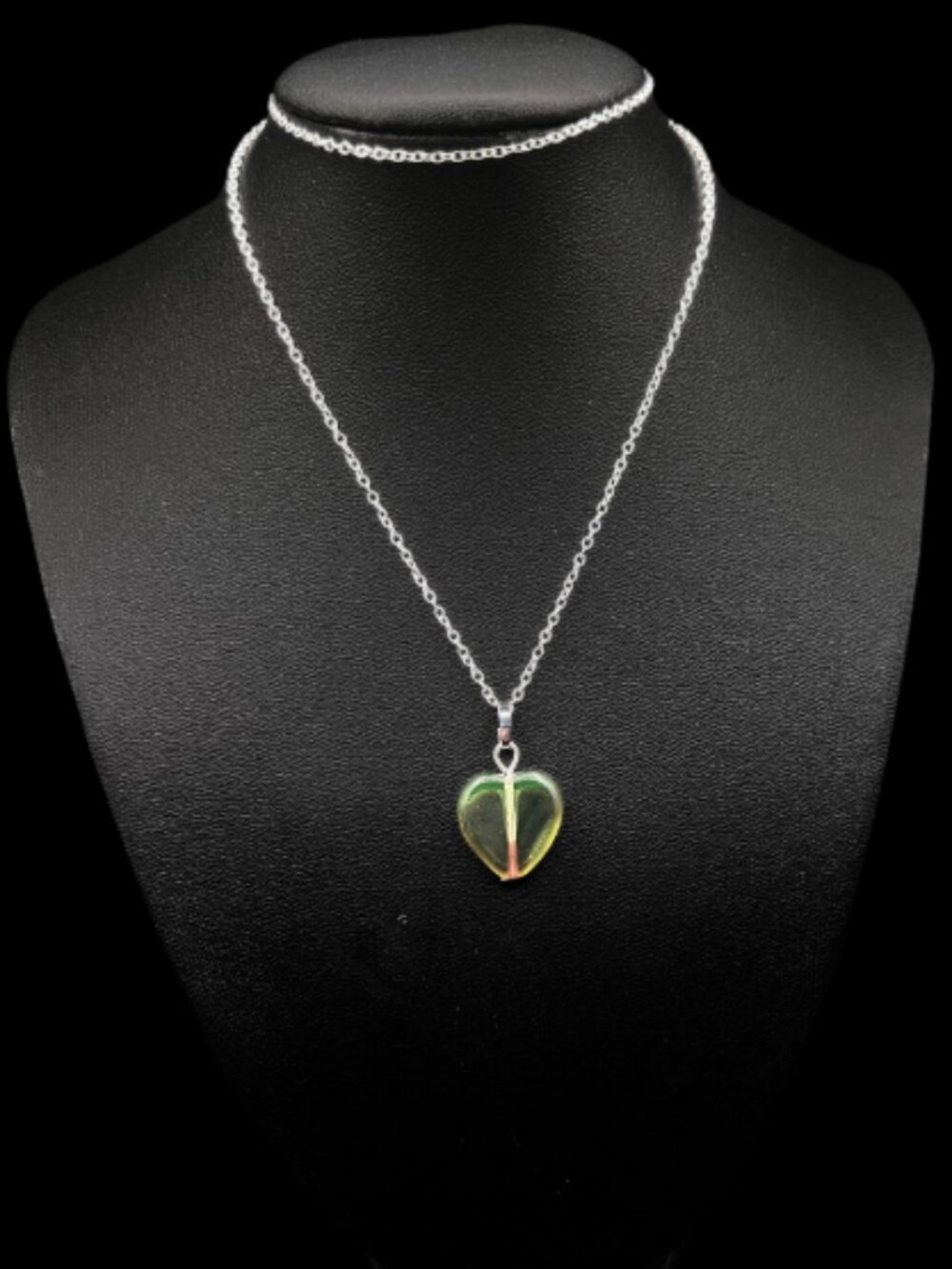 Handmade Uranium Glass Green Heart Pendant Necklace UV Reactive Silver - Picture 4 of 8